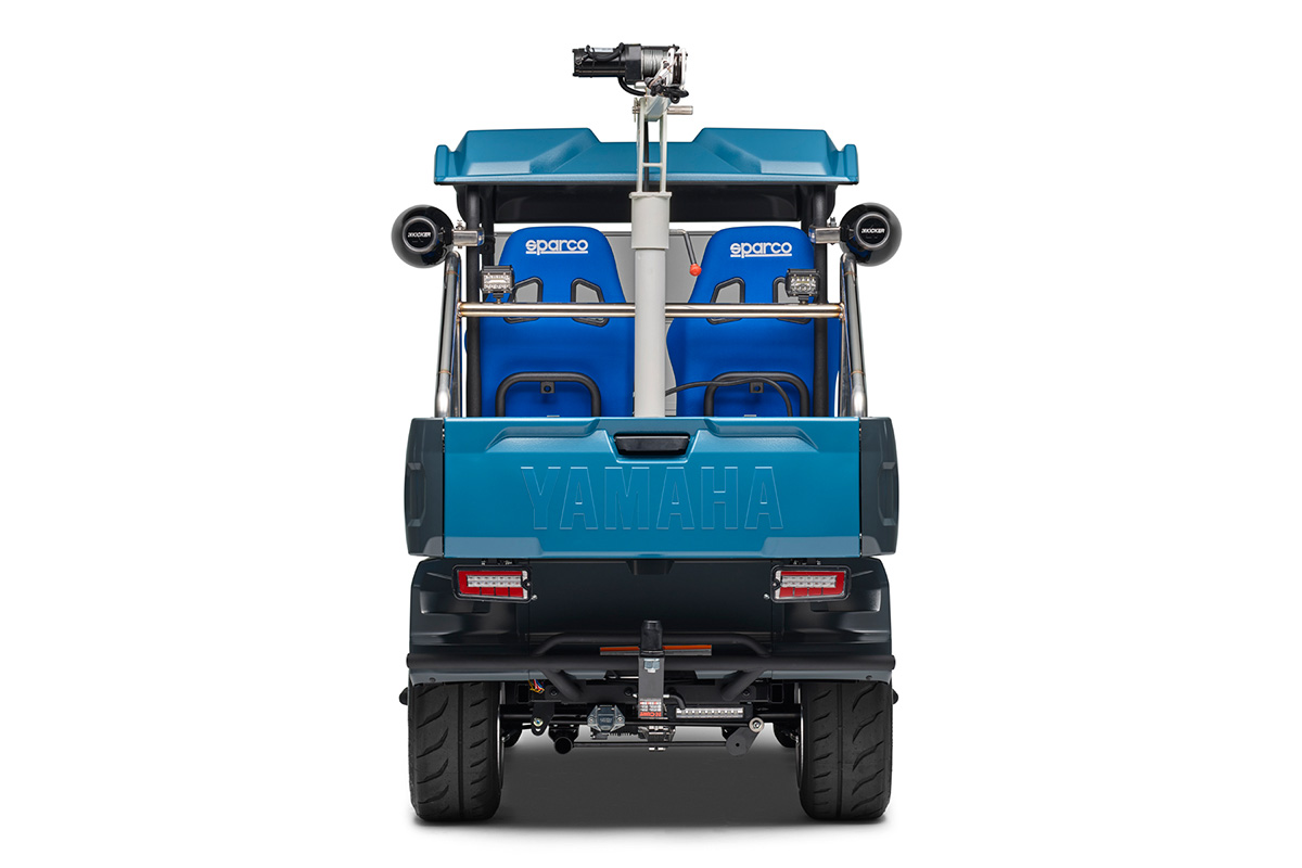 ヤマハ発動機と藤正自販（SKIPPER）協創の電動車両「DIAPASON C310」リアビュー。鮮やかな青いボディに「YAMAHA」ロゴ。空港での「航空機地上支援業務の効率化」に貢献する「電動車両開発」の最先端を行く「作業用車両」の姿を示す。