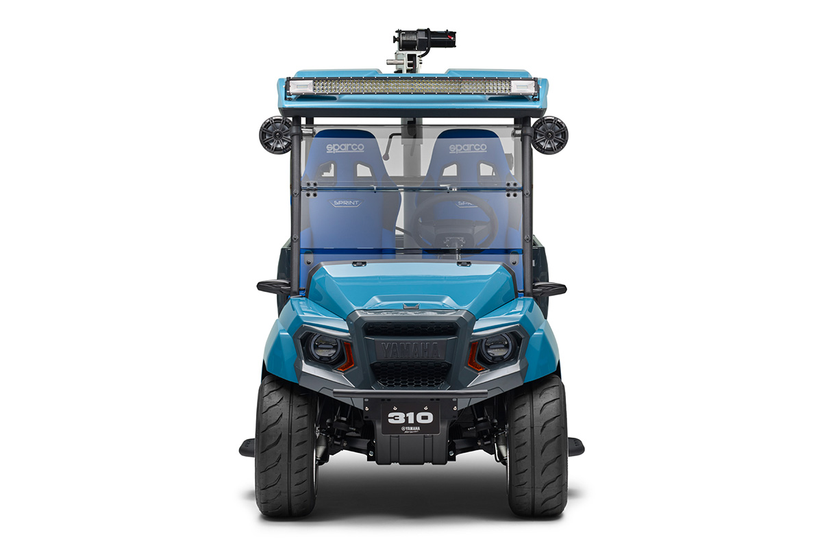 ヤマハ発動機と藤正自販（SKIPPER）協創の電動車両「DIAPASON C310」フロントビュー。LEDライトバーを搭載し、堅牢なデザイン。空港での「航空機地上支援業務の効率化」や様々な環境での「作業用車両」に貢献する「電動車両開発」の最前線を示す。
