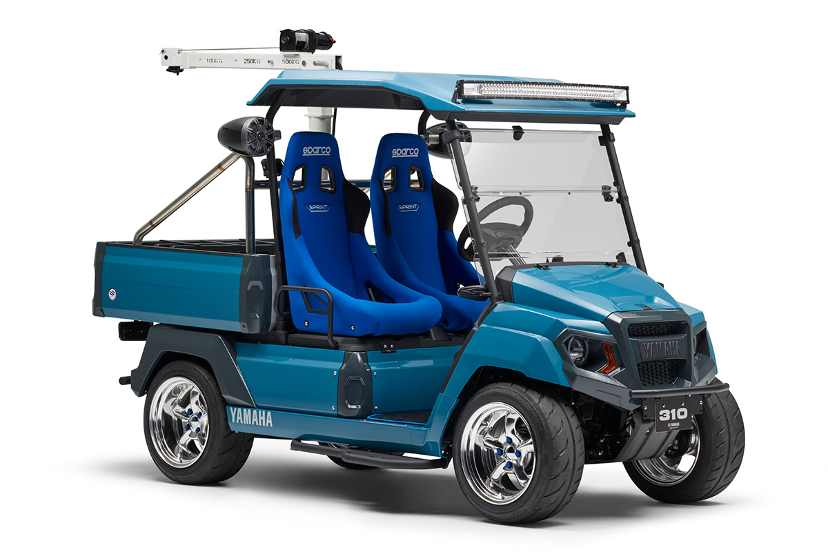 ヤマハ発動機と藤正自販（SKIPPER）協創の電動車両「DIAPASON C310」サイドビュー。青いボディにおしゃれなシート。空港での航空機地上支援業務効率化や多様な作業用車両として期待される、先進的な電動車両開発の成果を示す。