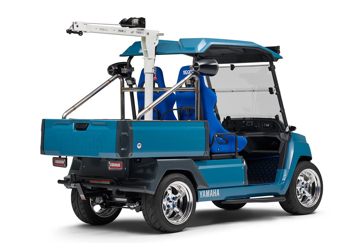 ヤマハ発動機と藤正自販（SKIPPER）協創の電動車両「DIAPASON C310」後方ビュー。高効率な作業性を実現。航空機地上支援業務の効率化や多様な現場での「作業用車両」として期待される、先進的な「電動車両開発」の成果。